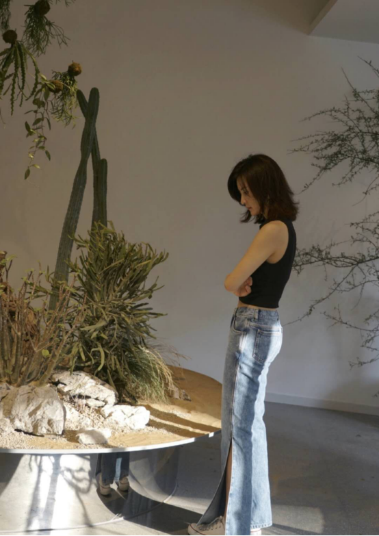 你被42岁刘孜惊艳到了吗?穿灰背心加牛仔裤,身材远超同辈70后