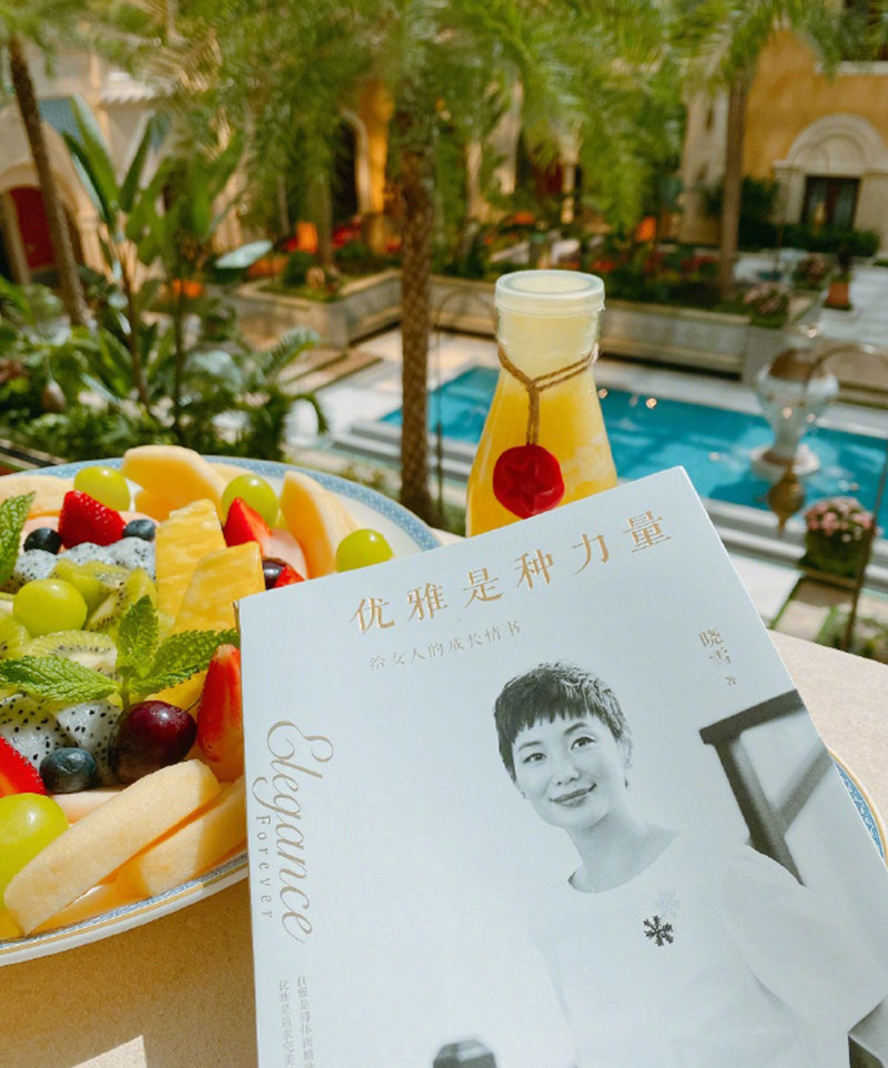 安以轩|可爱！安以轩晒娃，1岁儿子用手拿猫粮吃，富豪老公的反应太迅速