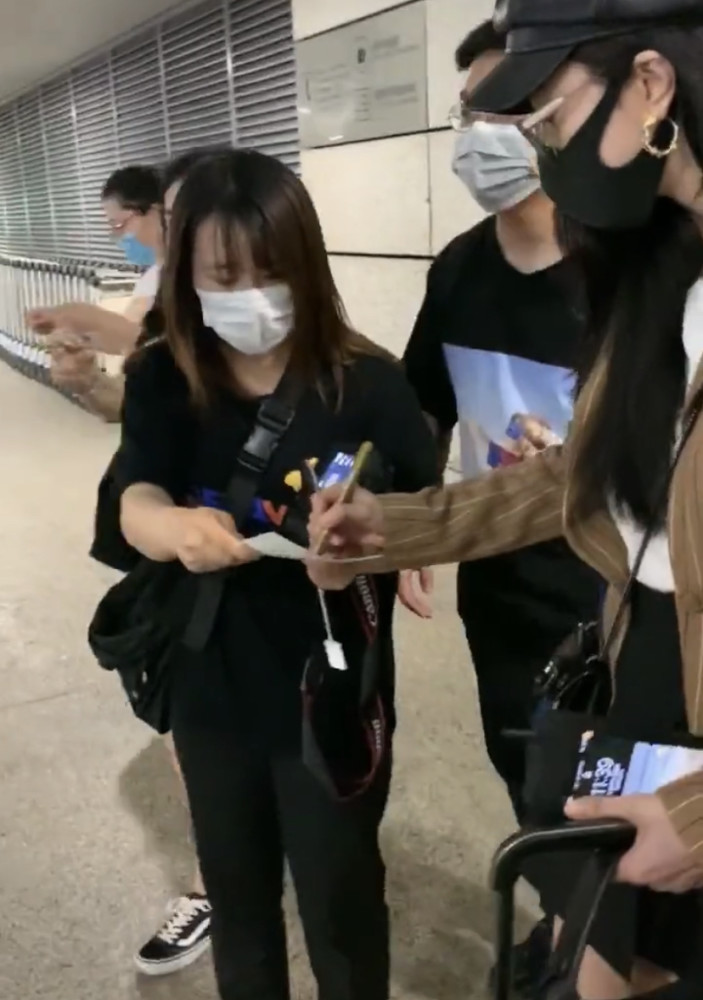 范冰冰|偶遇范冰冰现身排场大，被粉丝簇拥索要签名，复出后人气高涨