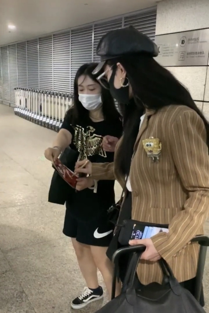 范冰冰|偶遇范冰冰现身排场大，被粉丝簇拥索要签名，复出后人气高涨