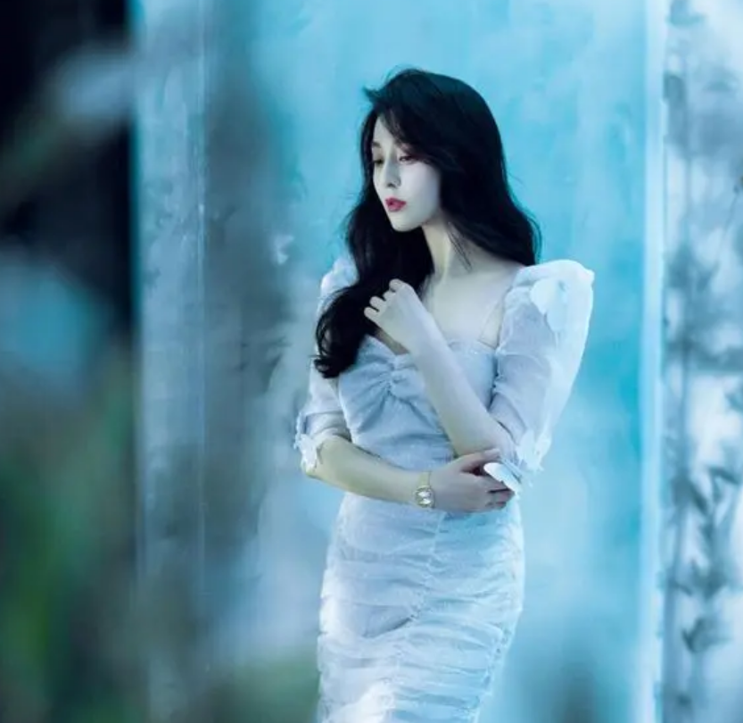 范冰冰|偶遇范冰冰现身排场大，被粉丝簇拥索要签名，复出后人气高涨