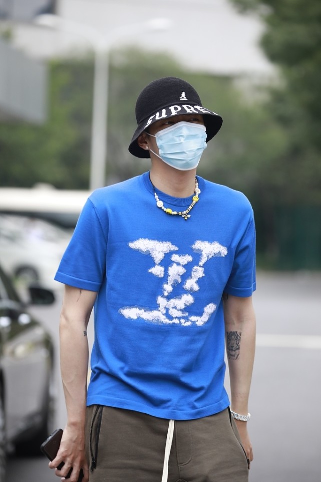 吴亦凡街拍:lv蓝色t恤essentials 青春活力四射