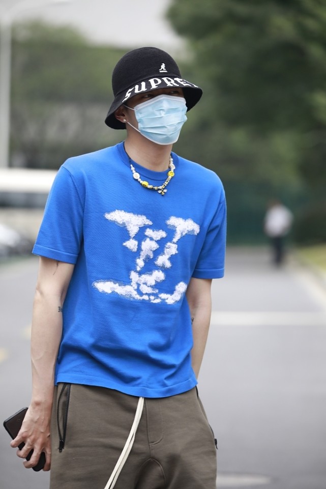 吴亦凡街拍:lv蓝色t恤essentials 青春活力四射