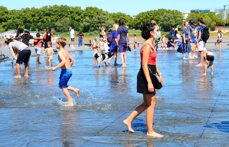 法国_时政|法国62个省启动高温警戒 政府呼吁坚持戴口罩