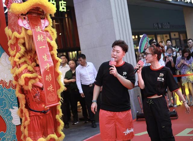 杜海涛|什么情况？杜海涛火锅店开业沈梦辰缺席，吴昕助阵和杜妈亲密互动