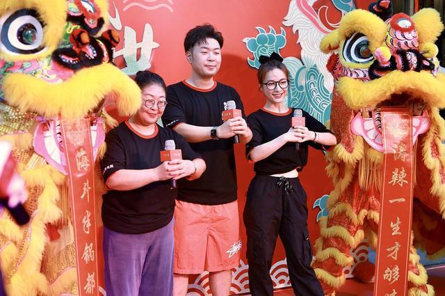 杜海涛|什么情况？杜海涛火锅店开业沈梦辰缺席，吴昕助阵和杜妈亲密互动