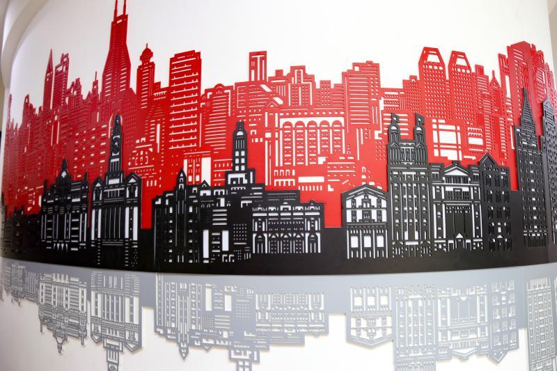 在十六铺码头旅游集散中心,以剪纸《外滩印象》为蓝本制作的装置艺术