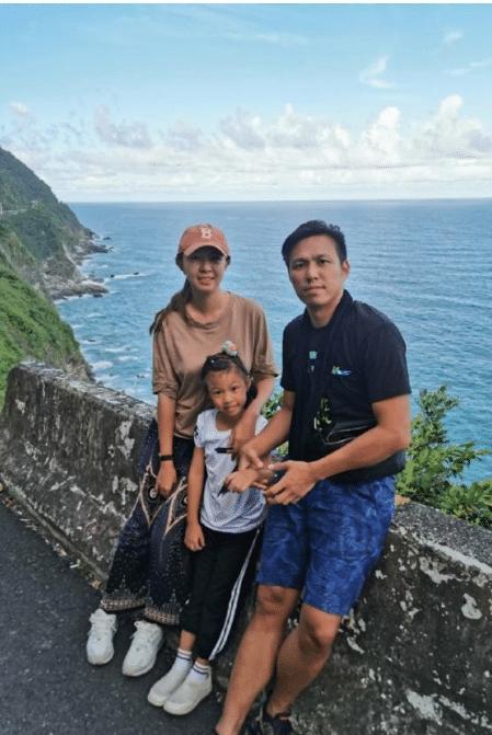 卓依婷罕见晒全家福39岁依然清新甜美老公阳光帅气