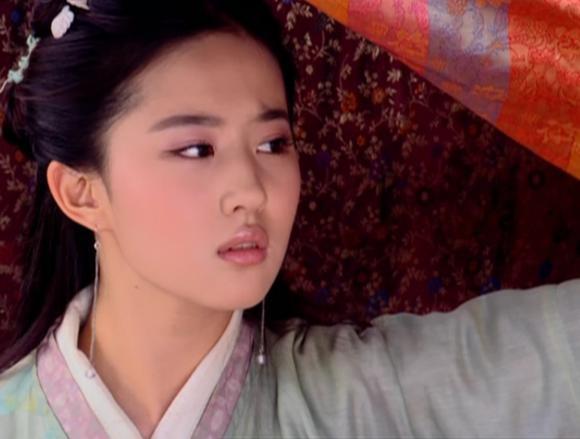 古装美人"掀帘"的瞬间:刘诗诗清纯,刘亦菲一脸惆怅,杨幂的表情惊恐!
