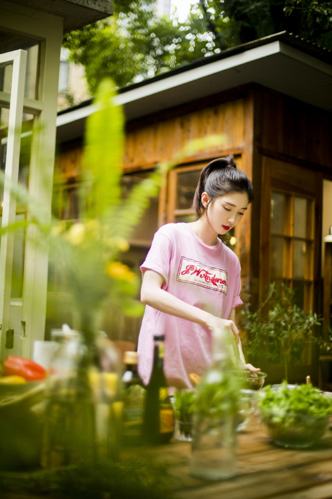 江疏影|江疏影不走御姐风更美了，穿粉色T恤扎高马尾，嫩得像18岁少女