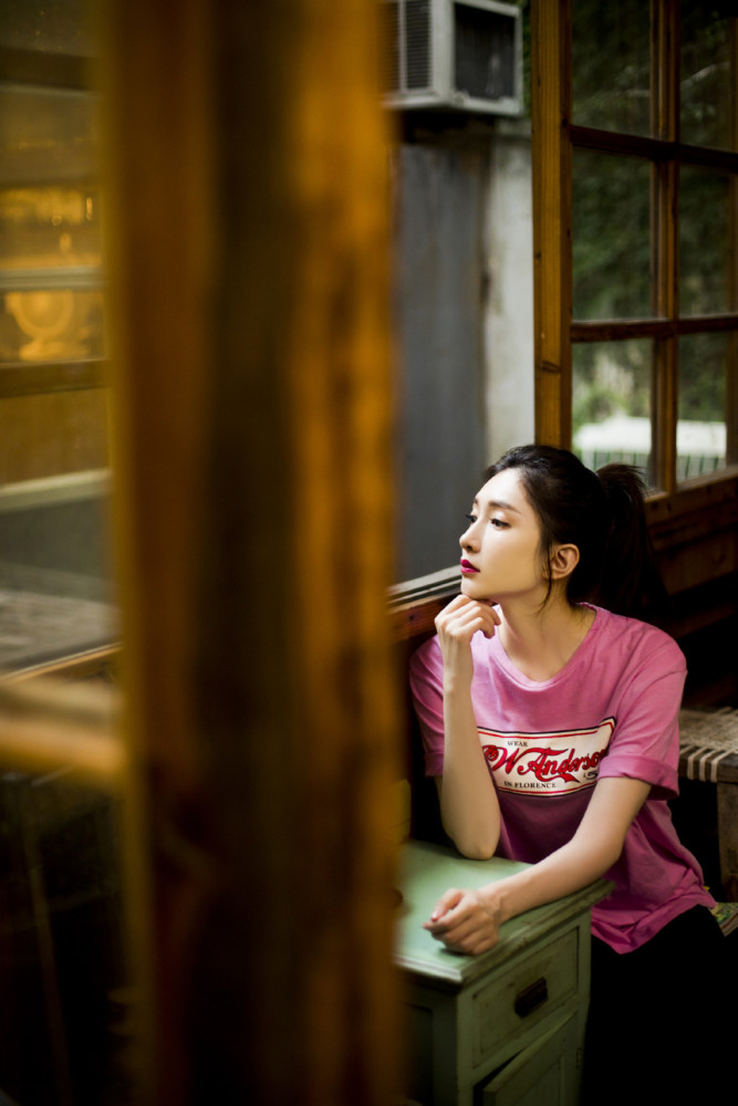 江疏影|江疏影不走御姐风更美了，穿粉色T恤扎高马尾，嫩得像18岁少女