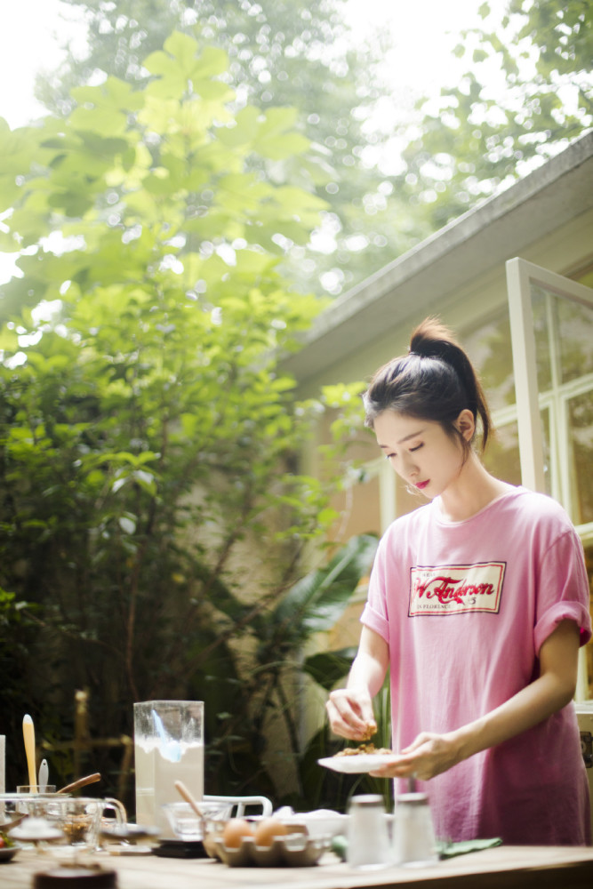 江疏影|江疏影不走御姐风更美了，穿粉色T恤扎高马尾，嫩得像18岁少女