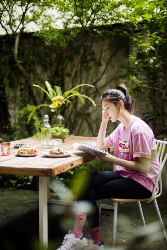 江疏影|江疏影不走御姐风更美了，穿粉色T恤扎高马尾，嫩得像18岁少女