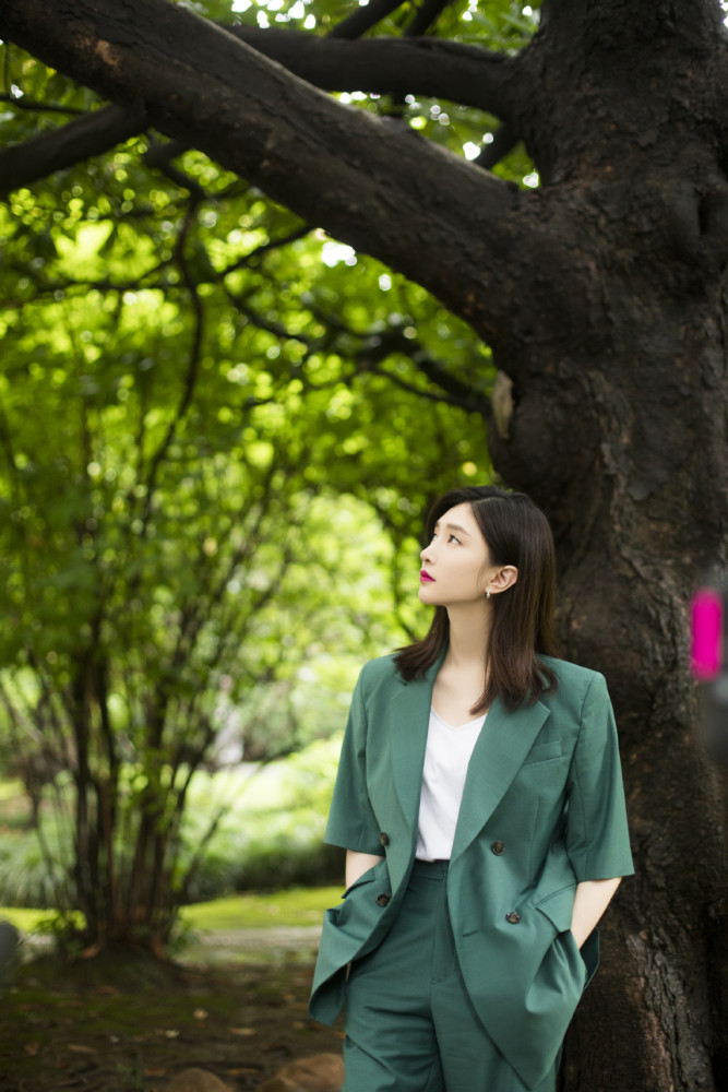 江疏影|江疏影不走御姐风更美了，穿粉色T恤扎高马尾，嫩得像18岁少女