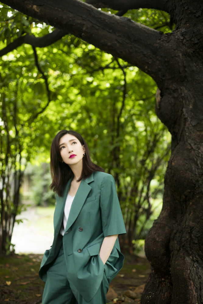 江疏影|江疏影不走御姐风更美了，穿粉色T恤扎高马尾，嫩得像18岁少女