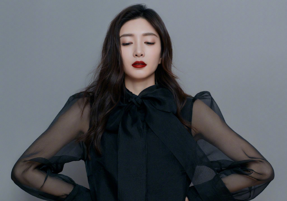 江疏影|江疏影不走御姐风更美了，穿粉色T恤扎高马尾，嫩得像18岁少女