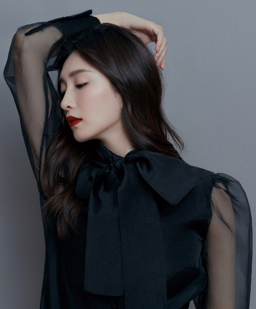 江疏影|江疏影不走御姐风更美了，穿粉色T恤扎高马尾，嫩得像18岁少女