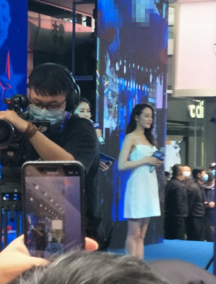 迪丽热巴|迪丽热巴现身活动 路人镜头下的她比精修图还美 只是鞋跟也太高了吧