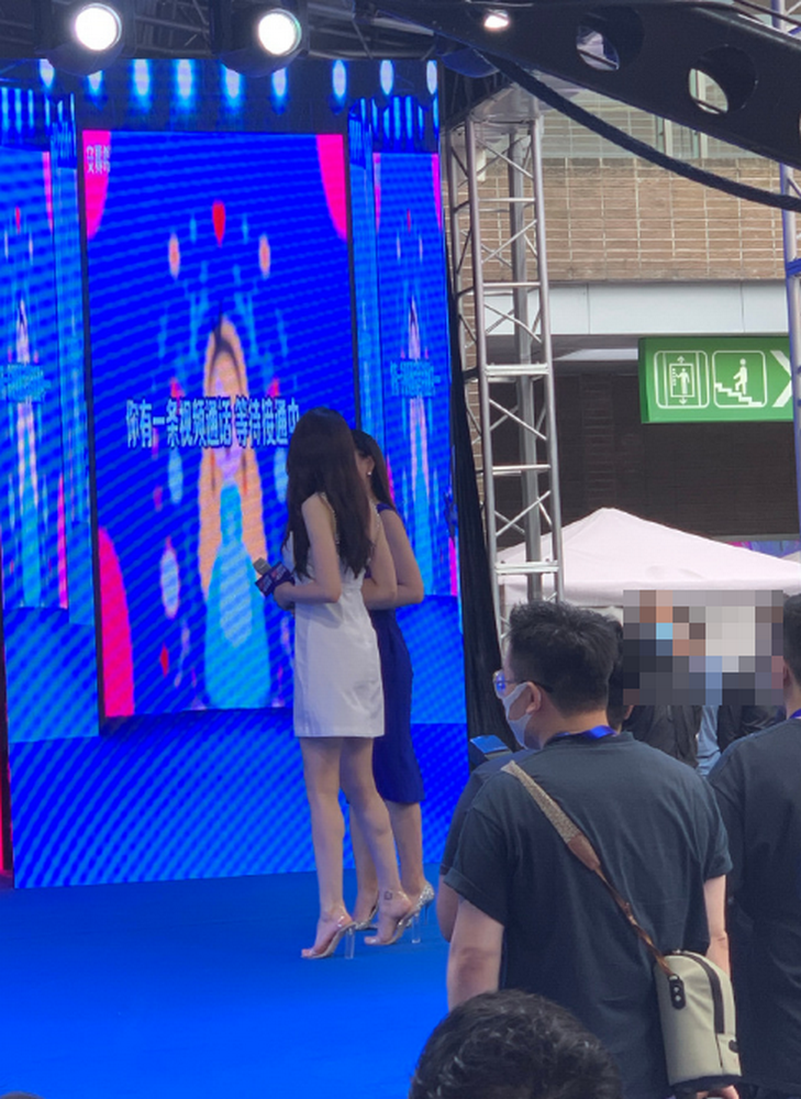 迪丽热巴|迪丽热巴现身活动 路人镜头下的她比精修图还美 只是鞋跟也太高了吧