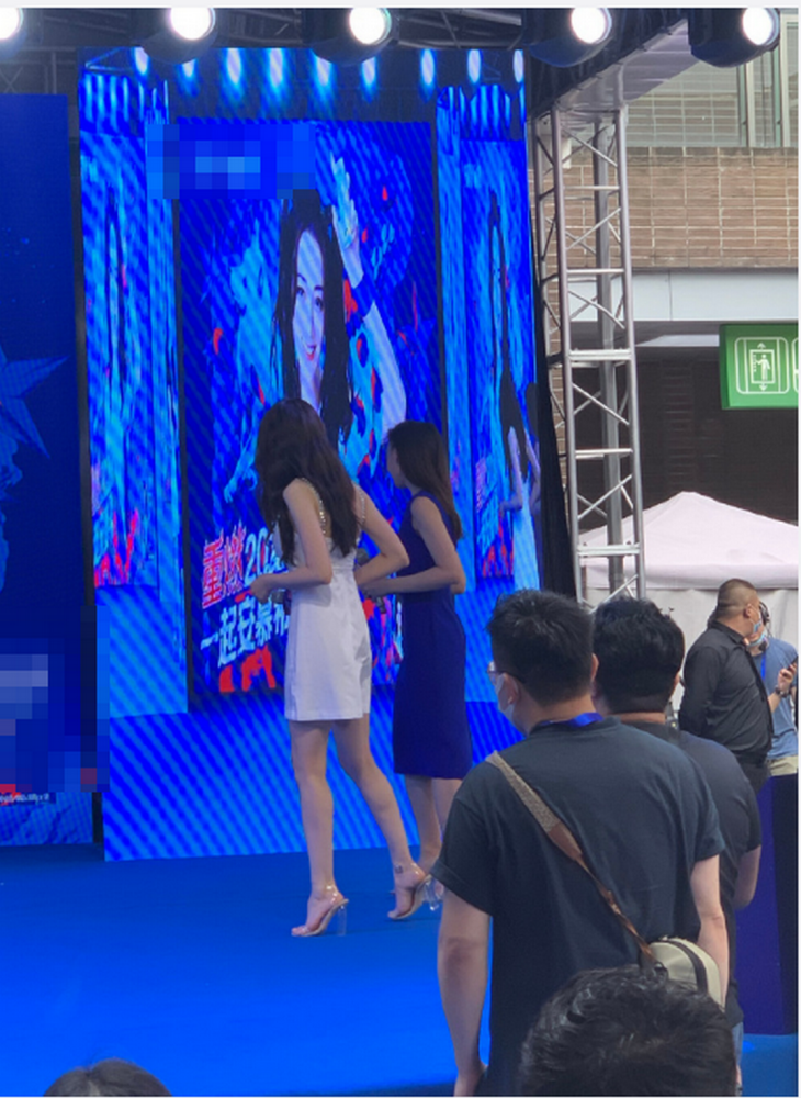 迪丽热巴|迪丽热巴现身活动 路人镜头下的她比精修图还美 只是鞋跟也太高了吧