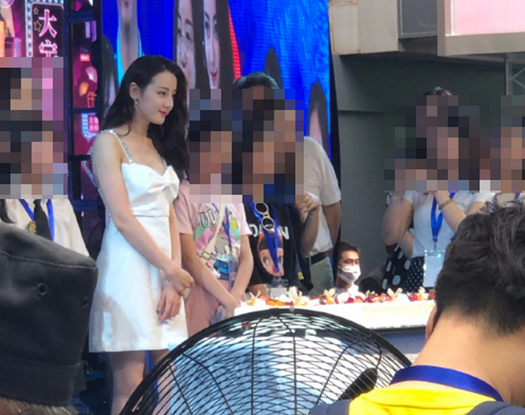 迪丽热巴|迪丽热巴现身活动 路人镜头下的她比精修图还美 只是鞋跟也太高了吧