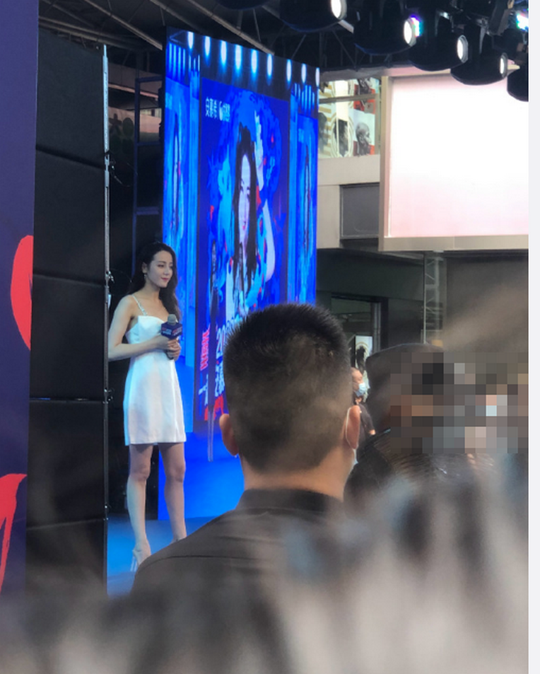 迪丽热巴|迪丽热巴现身活动 路人镜头下的她比精修图还美 只是鞋跟也太高了吧