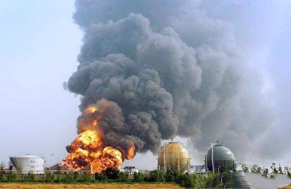一根烟头引发的灾难:2300吨硝酸铵被引爆,伤亡4000余人