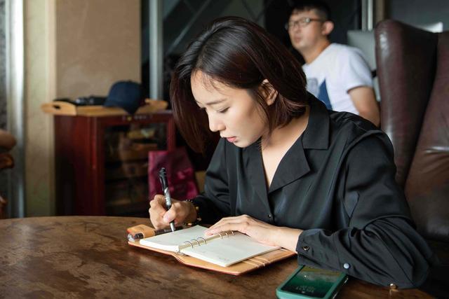 王珞丹|王珞丹深夜发文秒删，意外造出网红体，网友纷纷模仿