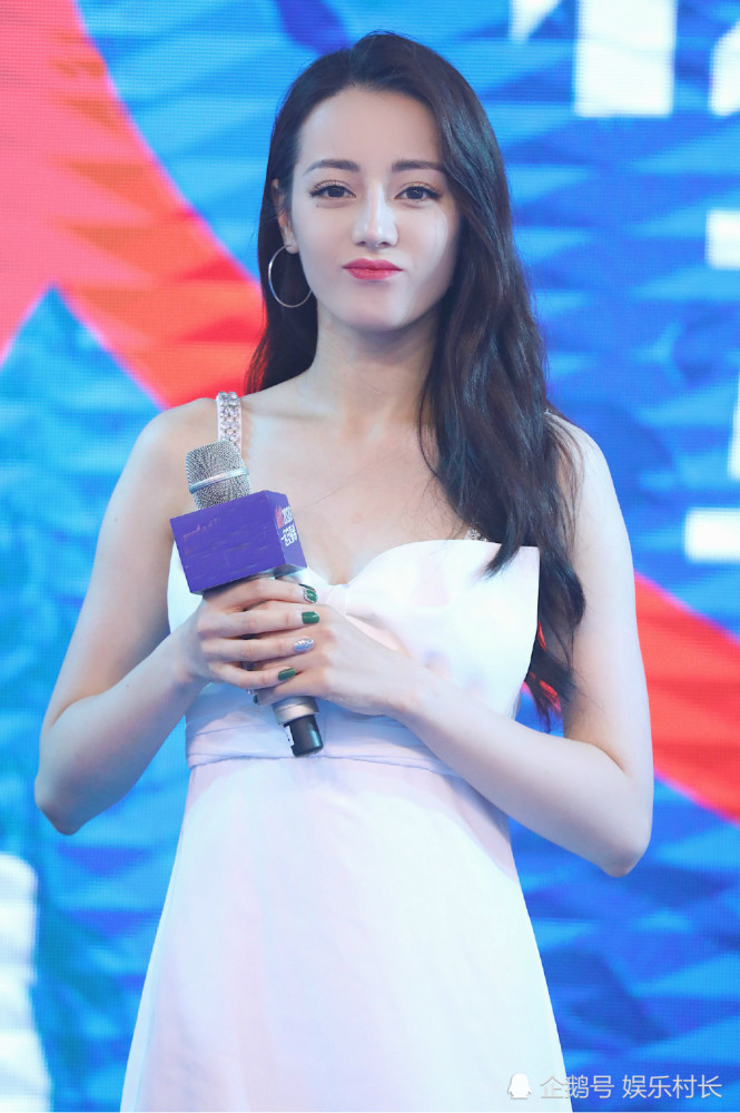 迪丽热巴|迪丽热巴出席活动越来越敢穿，五连拍养眼十足，生图曝光却显露壮硕身材