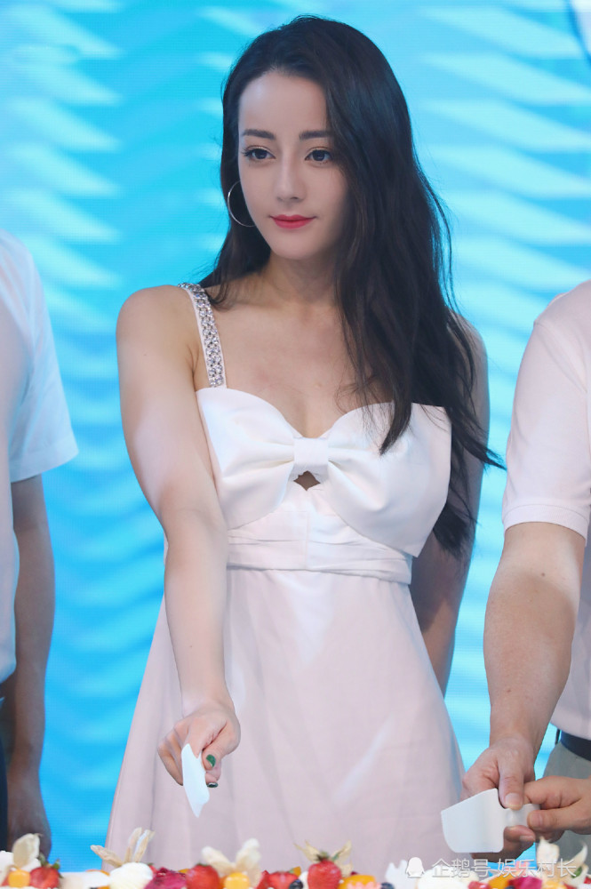 迪丽热巴|迪丽热巴出席活动越来越敢穿，五连拍养眼十足，生图曝光却显露壮硕身材