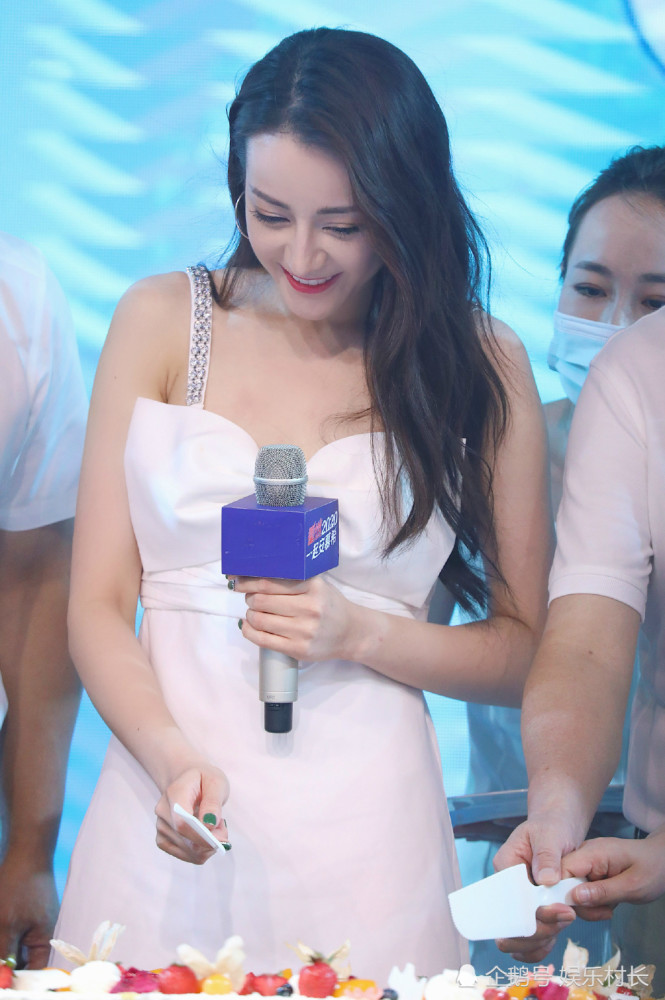 迪丽热巴|迪丽热巴出席活动越来越敢穿，五连拍养眼十足，生图曝光却显露壮硕身材