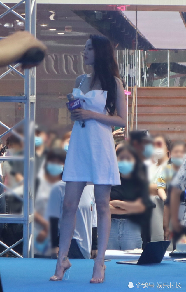 迪丽热巴|迪丽热巴出席活动越来越敢穿，五连拍养眼十足，生图曝光却显露壮硕身材
