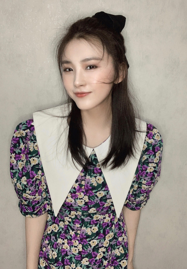 美女影视明星王嵛碎花连衣裙甜美时尚写真