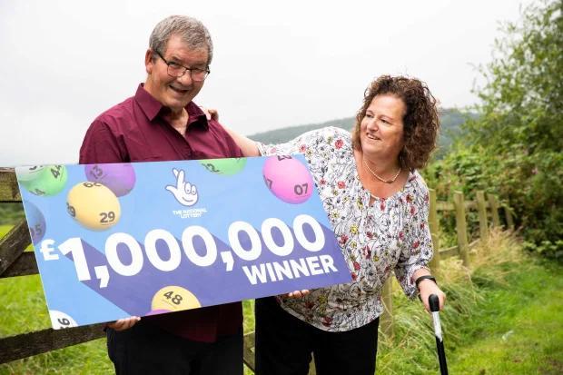 大卫·亚当斯|英国男子刚被解雇，随后就中了百万英镑，老婆开始很生气以为只有10镑