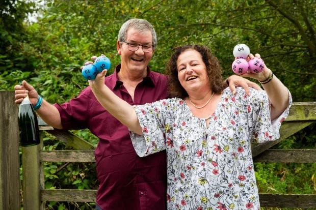 大卫·亚当斯|英国男子刚被解雇，随后就中了百万英镑，老婆开始很生气以为只有10镑