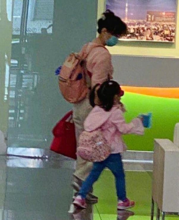 秦昊|秦昊为4岁女儿罕见发飙，发文怒斥偷拍者，卑微要求打码女儿照片