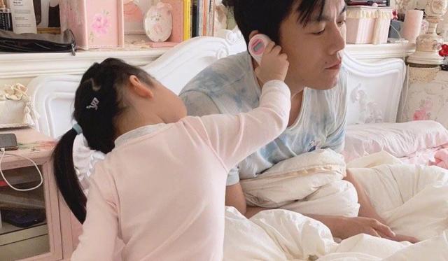 秦昊|秦昊为4岁女儿罕见发飙，发文怒斥偷拍者，卑微要求打码女儿照片