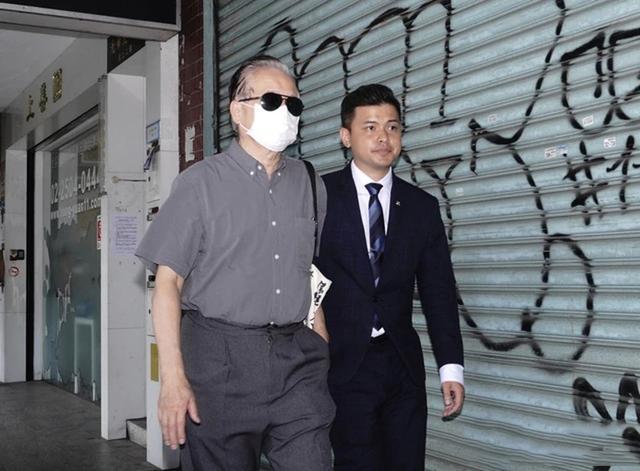 罗霈颖|罗霈颖设灵，遗照被一片花海围簇，众亲友到场悲痛送别