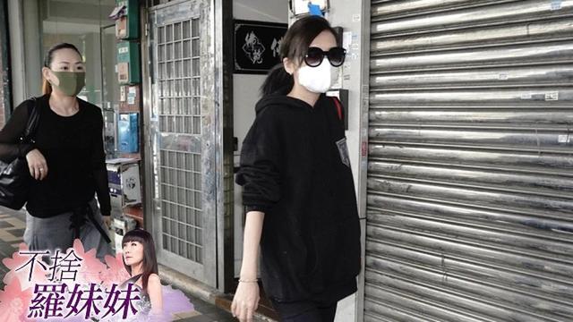 罗霈颖|罗霈颖设灵，遗照被一片花海围簇，众亲友到场悲痛送别