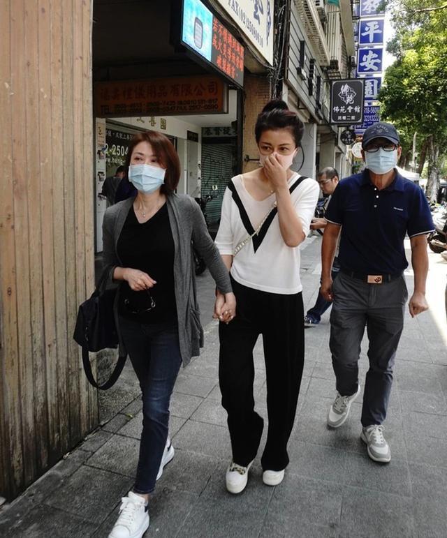 罗霈颖|罗霈颖设灵，遗照被一片花海围簇，众亲友到场悲痛送别