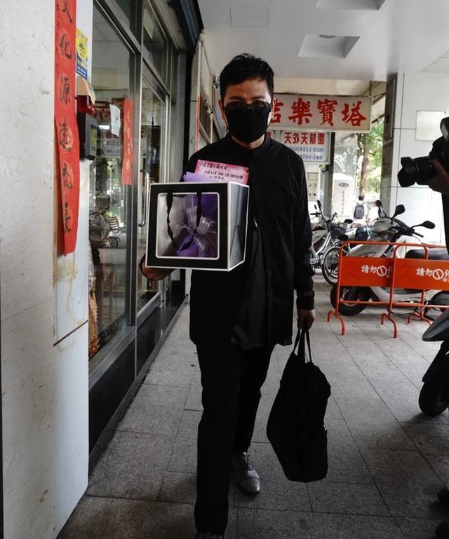 罗霈颖|罗霈颖设灵，遗照被一片花海围簇，众亲友到场悲痛送别