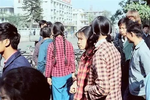 七八十年代扎麻花大双辫子的女子 戴着红领巾的小学生 腾讯网