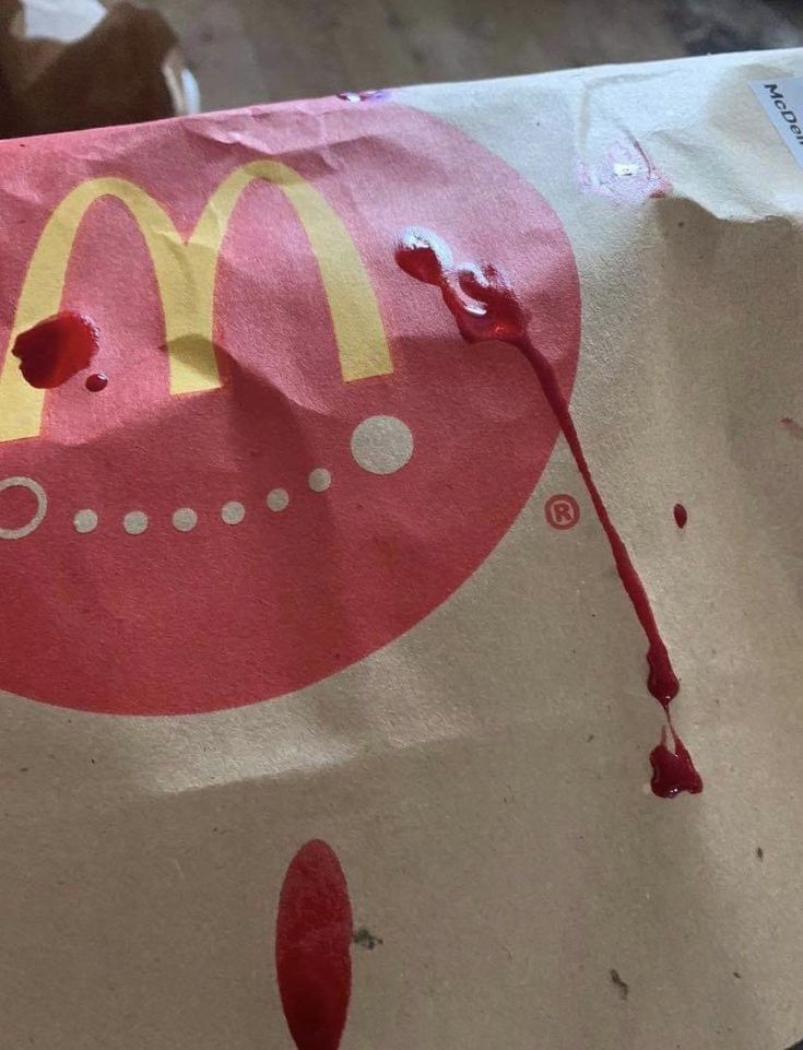 梅根·德怀尔|英国女子点麦当劳外卖，结果送来包装袋上竟血迹斑斑