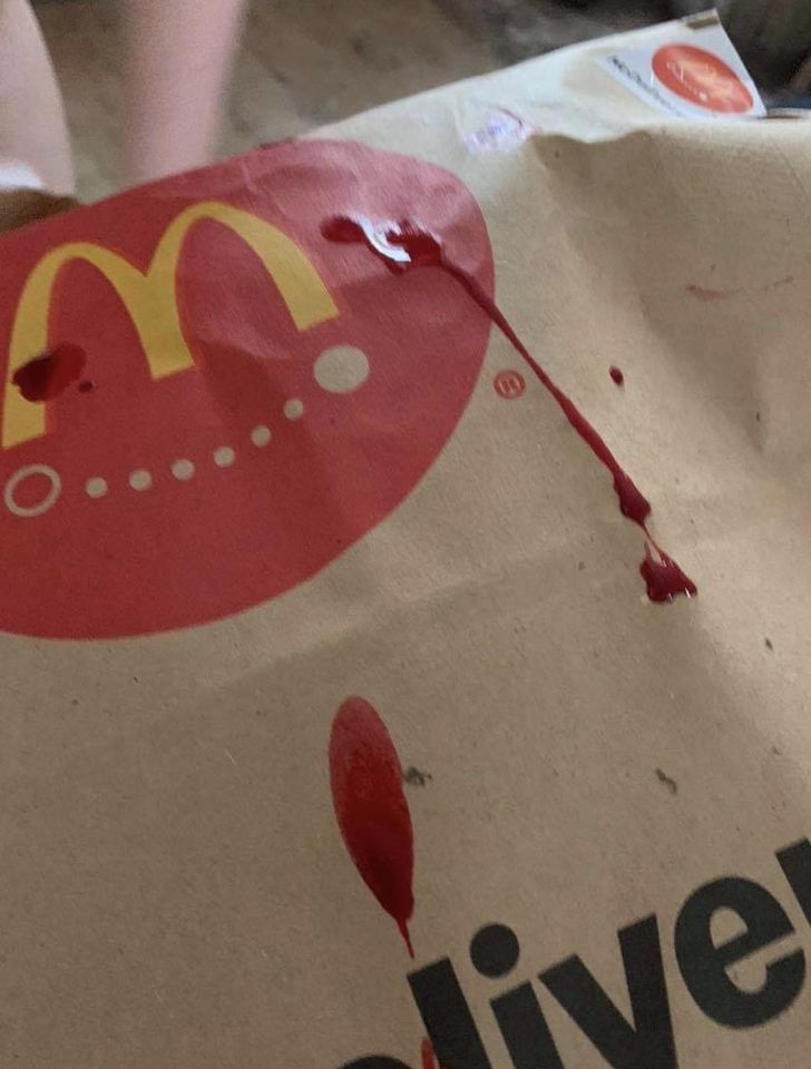 梅根·德怀尔|英国女子点麦当劳外卖，结果送来包装袋上竟血迹斑斑