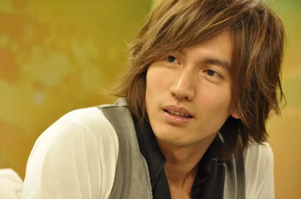 有种"蜕变"叫43岁言承旭,剪去18年的长发,英俊帅气