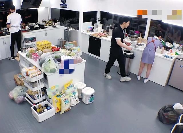 中餐厅|《中餐厅》赵丽颖疑遭恶意剪辑，干活镜头被删，与新人成鲜明对比