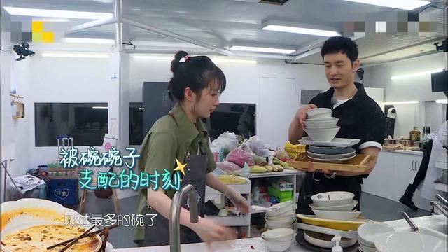 中餐厅|《中餐厅》赵丽颖疑遭恶意剪辑，干活镜头被删，与新人成鲜明对比