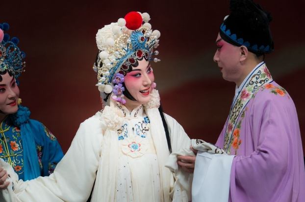 她是京剧大青衣与大18岁丈夫相爱5年离婚今47岁过得怎样