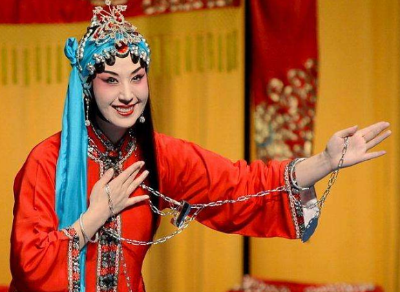 她是京剧大青衣与大18岁丈夫相爱5年离婚今47岁过得怎样