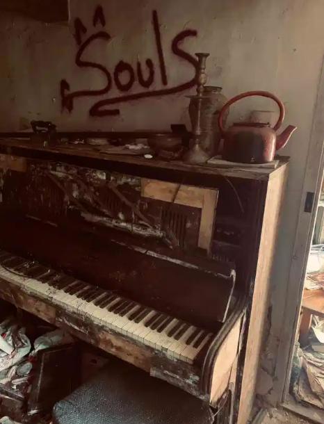 英国_社会|英国男子犯罪被捕，田园小屋被废弃数十年，现宛如鬼屋令人唏嘘